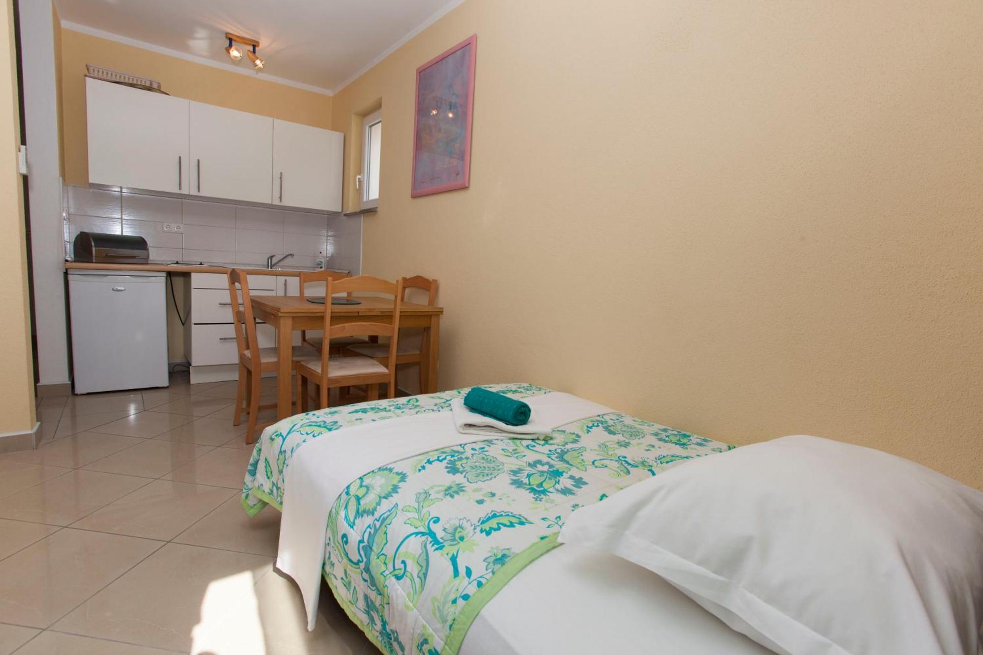 Apartments Damjanovic Makarska Rum bild